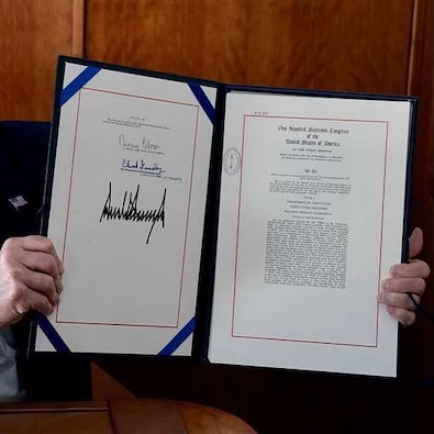 trump-signing-disaster-aid-bill-on-af-one-f4f2e2-1024